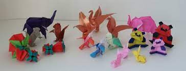 Gambarajah:lingkaran bunga yang dihasilkan menggunakan kertas warna. Membentuk Dan Membuat Binaan Seni Pendidikan