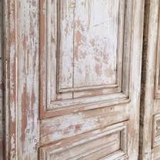 أبواب داخلية بيضاء 54 صورة لامعة ومينا على طراز كلاسيكي في الجزء الداخلي من الشقة مع جدران وألواح