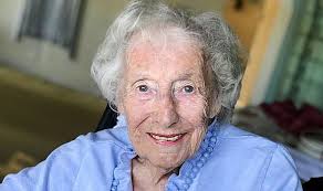 Dame Vera Lynn's bracelet fetches £10,000 for charity after being sold at  auction