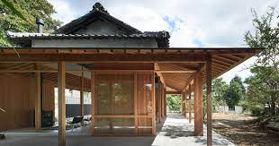 This area connects the two wings of the house, offering a serene space to relax. Shin Ohori General Design Restore Traditional Japanese House