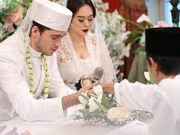 Dalam unggahan foto terbaru, aura kasih membagikan foto saat memegang buku nikah berwarna merah dan hitam. Suami Aura Kasih Ternyata Duda Dan Punya Anak Showbiz Liputan6 Com
