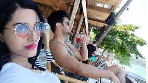 How tall and how much weigh amrita rao? Amrita Rao Rj Anmol Mark Wedding Anniversary By Donating Oxygen Cylinders For Covid 19 Patients