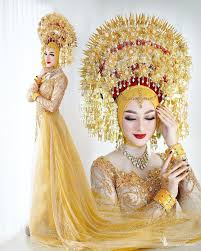 Anda bisa mengenakan atasan kebaya dengan bawahan kain batik untuk mencerminkan kepribadian anda sebagai wanita indonesia, terutama jawa. Gaun Pengantin Warna Kuning Emas Info Kece
