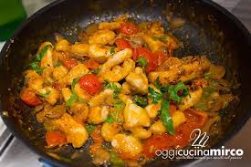 Passateli velocemente in un piatto con la farina e teneteli da parte (2). Bocconcini Di Pollo Con Funghi Pomodorini E Rucola Oggi Cucina Mirco