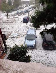 Inviateci video e foto del temporale che poco fa si è abbattuto sulla nostra provincia al nostro contatto whatsapp 3931616197. Maltempo In Lombardia Devastante Grandinata A Rozzano Parabrezza Delle Auto In Frantumi E Alberi Abbattuti Foto E Video