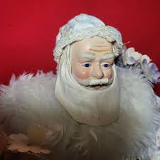 Figura de Papá Noel con orquídeas blancas vintage en soporte de 20"