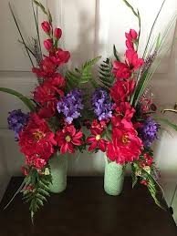 Most cemetery flowers are not at the grave all that long. Cemetery Flowers Memorial Flowers Cemetery Vase Graveside Flowers Vase Insert In Loving Memory Memorial Flowers Funeral Flower Arrangements Cemetery Flowers
