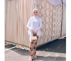 Model kebaya kondangan simple kali ini cocok untuk kamu yang ingin berpenampilan cantik dan elegan dengan mengenakan kebaya namun hanya ingin memakai model kebaya yang simple sehingga tidak membuat kamu kerepotan saat menghadiri kondangan. 40 Model Kebaya Muslim Yang Stylish Dan Trendi Untuk Kondangan Updated 2021 Bukareview