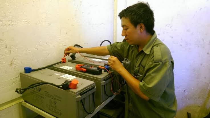 Kỹ thuật viên kiểm tra bình ắc quy xe nâng điện