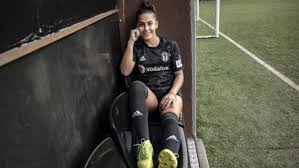 Beşiktaş, kadınlar futbol ligi'nde üst üste 2. Besiktas Kadin Futbol Takimi Oyuncusu Sevgi Cinar 40 Bin Kisinin Onunde Oynamak Basimi Dondurdu Son Dakika Spor