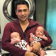 Sheikh muszaphar shukor al masrie bin sheikh mustapha (born 27 july 1972) is a malaysian orthopaedic surgeon and the first malaysian astronaut. 13 Inspirasi Hebat Dr Sheikh Muszaphar Didik Kembarnya Adam Noah Ini Tips Gilap Genius Malaysia Gempak