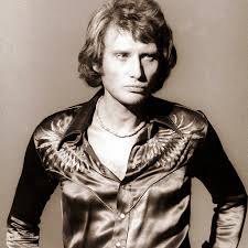 Il était en effet urgent d'exhumer la dépouille de johnny hallyday selon l'avocat de sa veuve, gilles gauer, qui avait confirmé dans un communiqué que le cercueil, posé à même le sable et très près de la mer, risquait de jour en. Johnny Hallyday Le Sordide Commerce Des Photos Du Rockeur Dans Son Cercueil Elle