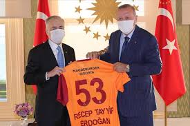 Galatasaray spor kulübü tüzüğüne göre başkan adayı olabilmek için genel kurula katılma hakkına sahip en az 100 üyenin adaylık başvurusunda bulunacak. Mustafa Cengiz Erdogan I Niye Sevdigini Anlatti Devamli Aradi Doktorlari Da Aradigini Ogrendim Insani Bir Tarafi Var Independent Turkce
