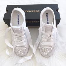 Da feierlichkeiten (geburtstagsfeiern,.) oft mehrer stunden dauern möchte ich wissen ob diese schuhe bequem sind bzw. Hochzeitsschuhe Chucks Weddingshoes How Gorgeous Are The Converse All Star Customized With Swar Converse Wedding Shoes Wedding Sneakers Wedding Shoes Sneakers