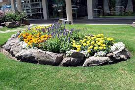 Idee deco jardin avec gravier prk12 napanonprofits. Parterre De Fleur Moderne Devant Maison 18 Idees Parterre De Fleurs Bordure De Jardin En Pierre Bordure Jardin Jardin De Rocaille