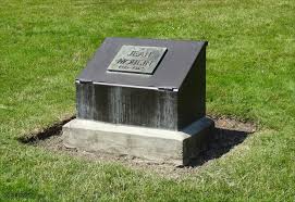 Jean moulin, né le 20 juin 1899 à béziers et mort le 8 juillet 1943 près de metz, en moselle annexée, dans un convoi en partance pour l'allemagne, est un haut fonctionnaire et résistant français. Jean Moulin Monument In Jardin Des Champs Elysees Page 695