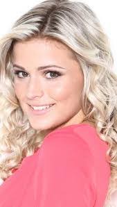 Robyn Gillespie's Instagram, Twitter & Facebook