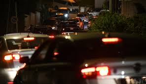 Polisi berpakaian preman menggeledah sebuah rumah di kawasan putrajaya, malaysia, terkait kasus 1mdb. Foto Polisi Malaysia Geledah Rumah Najib Razak Global Liputan6 Com