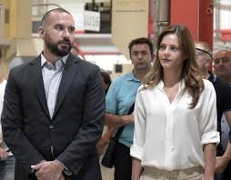 Μάλιστα το καλοκαίρι του 2019 δημήτρης τζανακόπουλος και έφη αχτσιόγλου είχαν κάνει μαζί διακοπές στο νησί της κιμώλου. Dhmhtrhs Tzanakopoylos Efh Axtsiogloy Romantiko Tet A Tet Se Tabernaki Sto Pagkrati