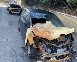 Auto distrutte da un incendio nel centro di Roma