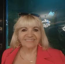 W pamięci wciąż trwasz.... Ciepłym wspomnieniem wracasz...W tęsknoty łzach  które płyną. I w czasie który przeminął. Za te wspólne w życiu chwile...za  dobro którego tyle dawałaś mi mamusiu... każdego dnia. Niech Pan