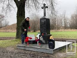 Свечи, установленные на надгробии группой туристов. U Krivomu Rozi Vidbuvsya Avtoprobig Prisvyachenij Skryabinu Novini Dnipra