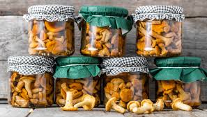 Quindi sistemateli in 4 vasi sterilizzati da 500 g l'uno con qualche foglia di alloro e qualche grano di pepe; Ricetta Funghi La Conservazione Come Farli Sott Olio Secchi Congelati Le Ricette Di Buonissimo