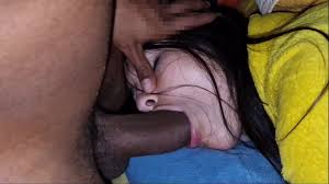 ESTABA ACOSTADA, EL ENTRO PARA PONERME SU POLLA EN LA CARA Y HACERME TRAGAR  SU SEMEN - GARGANTA PROF