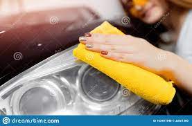 Servico De Lavagem De Carros Belas Trabalhadoras Polimento De Meninas E Farois Limpos De Microfibra Em Automovel Preto Foto De Stock Imagem De Limpador Azul 163491948