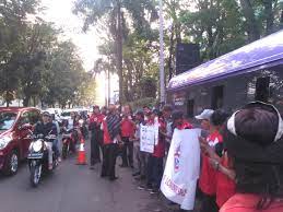 Marcomm hotel le eminence puncak m rizki supriatna mengatakan, pelaku merupakan salah satu dari rombongan anggota dprd jawa barat. 26 Buruh Di Pecat Pt Iss Indonesia Ini Tanggapan Perusahaan Kicaunews