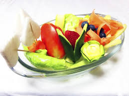 Sgranate i piselli e metteteli a cuocere per 5 minuti, devono essere croccanti e non stracotti, in acqua bollente, con un pizzico di sale. Insalata Di Frutta E Verdura Intagliata Saporie