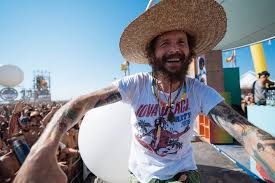 He released his first albums under the jovanotti byname to later switch into his real name. Jovanotti Se Arrivo Alla Fine Del Jova Beach Party E Un Miracolo Ilgiornale It