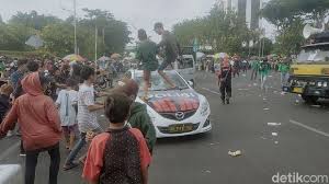 Pilih dari 2 000 gambar polisi download gratis gambar polisi kartun mobil polisi lainnya. Deretan Mobil Polisi Dan Aparat Yang Dirusak Dibakar Massa Demo