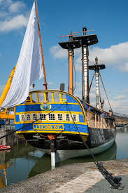 The Hermione On The Water On A Sunny Day In Rochefort Bateau A Voiles Bateau Bateaux