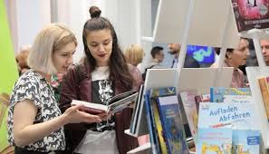 Міжнародний фестиваль «книжковий арсенал» — щорічний проєкт мистецького арсеналу, заснований 2011 року. Knizhkovij Arsenal 2019 Pismenniki Radyat Sho Varto Prochitati