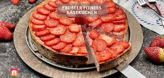 Kuchen backen, das macht richtig spaß. Erdbeer Fitness Kasekuchen Gesunder Erdbeer Skyrkuchen