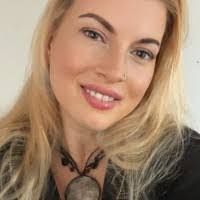 Carolyn Marek's Instagram, Twitter & Facebook