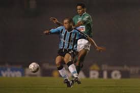Aos 47 anos, ex-Grêmio deixa a aposentadoria para voltar a jogar