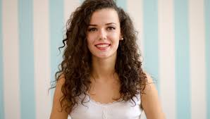 Come tutte le ragazze con i capelli ricci sanno, non è facile modellarlo.dalle radici crespi alle punte indisciplinate, i capelli ricci resistono sicuramente alla cura.ma è tempo che tu smetta di combattere con i tuoi capelli e impari a mantenerli in posizione. Come Fare I Capelli Ricci Perfetti Con E Senza Piastra Tutorial E Video Come Fare Online