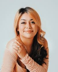 Diana Prado's Instagram, Twitter & Facebook