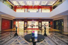 وتتركز أعمال باريس غاليري في قطاع السلع الفاخرة والعطور ومواد التجميل والأزياء، ونستحوذ على حصة تصل إلى 55% من إجمالي حجم السوق المحلي. Ø¨Ø§Ø±ÙŠØ³ ØºØ§Ù„ÙŠØ±ÙŠ Ø­Ø¬Ø² Ù…ÙƒØ§Ù†Ù‡ ÙÙŠ Ø¯Ø§Ø± Ø§Ù„Ø£ÙˆØ¨Ø±Ø§ Ø§Ù„Ø³Ù„Ø·Ø§Ù†ÙŠØ© Ù…Ø¬Ù„Ø© Ø±ÙˆØ§Ø¯ Ø§Ù„Ø£Ø¹Ù…Ø§Ù„ Ù…Ø¬Ù„Ø© Ø±ÙˆØ§Ø¯ Ø§Ù„Ø£Ø¹Ù…Ø§Ù„