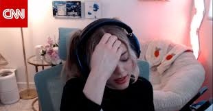 شاهد.. ممثلة أمريكية تزعم أنها تعرضت للتحرش الجنسي خلال بث مباشر