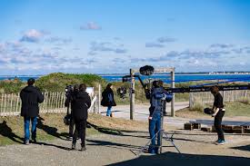 Lorsque lola brémond, 25 ans, se présente à l'hôtel des roches blanches pour un entretien d'embauche, elle déchante très vite : Tournage De La Serie Jugee Coupable Bretagne Cinema Bretagne Cinema