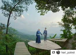 Berada tepat di lereng gunung kelud, piknik ke hutan pinus loji akan dimanjakan dengan panorama alam dan udara segar di antara pepohonan. Facebook