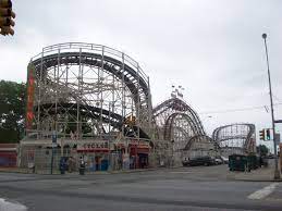 Pada roller coaster tersebut, sudah terdapat kereta yang berjalan di rel yang disediakan. History Of The Roller Coaster Wikipedia
