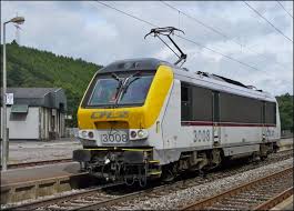 Nadat we de nmbs 1353 met ic trein hadden vastgelegd, liepen we naar de bekende stek, net buiten het station, om ons geluk daar te beproeven. Es Wird Hochste Zeit Dass Die Cfl E Loks Hier Mal Vorgestellt Werden Das Bild Zeigt Die 3008 Am 29 08 2010 Beim Umsetzen In Clervaux Hellertal Startbilder De