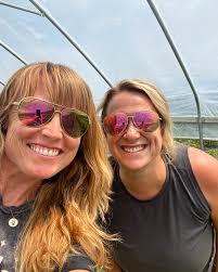 Looking for dependable blooms that can make your bouquets pop?! We've got a  list of our favorite 10 flowers to grow when starting your flower business!  🌸 Come listen in! 🎧 #flowerfarm #growyourbusiness