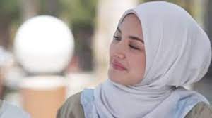 Hubungan medina dengan ayahnya tidak begitu rapat kerana selalu dihasut oleh datin mawar sehingga dia difitnah lalu dihalau keluar rumah oleh tan sri azizan. Drama Hero Seorang Cinderella Tonton Penuh Episode 1 Hingga 24 Akhir
