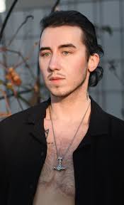 What's up y'all, I am Grayson. I am 22 yrs old, I started medically  transitioning about 2 years ago!