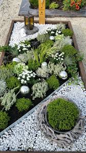 Easy Care Grave Planting Tips Ideas Cemetery Flowers Easy Care Grave Planting T Cemetery Easycare In 2020 Front Yard Landscaping Garden Floor Small Garden Design